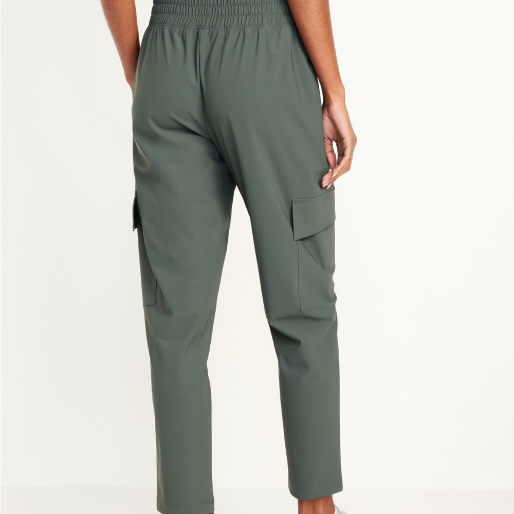 NWT Old navy high waisted sleek tech cargo ankle pants